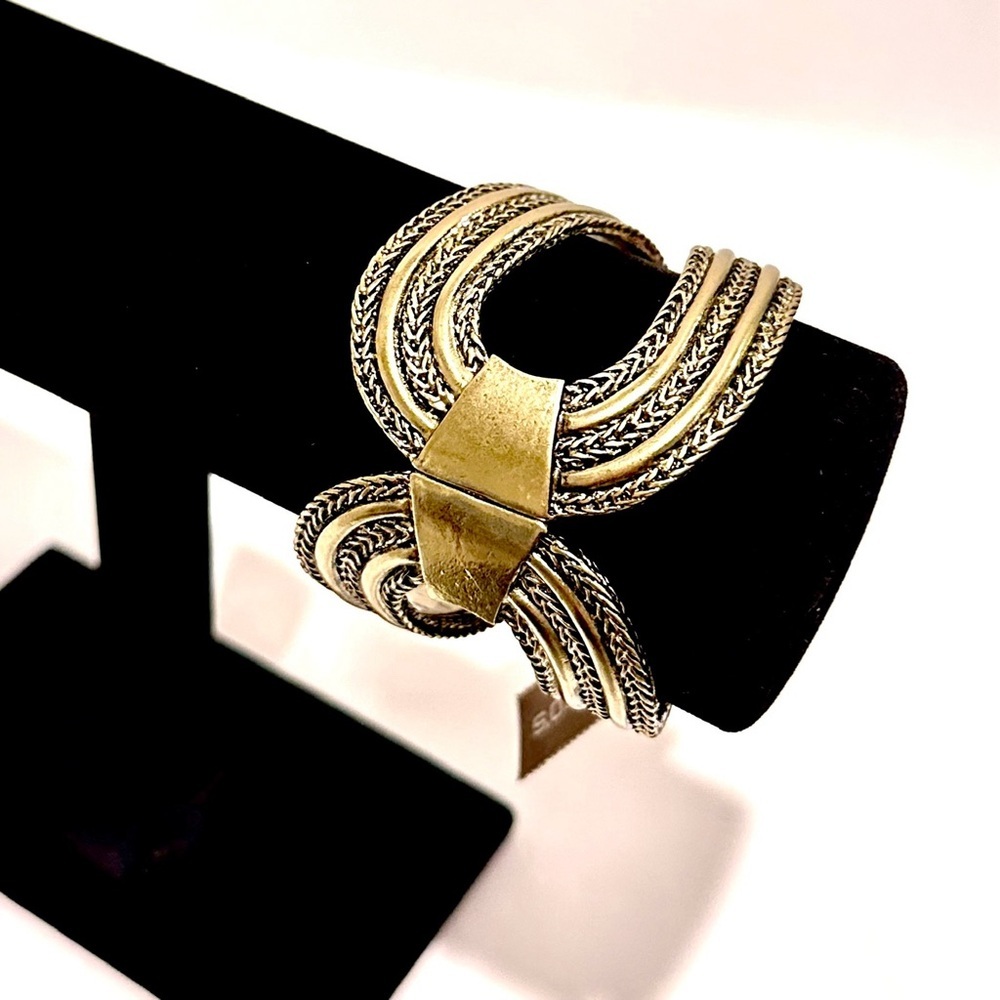 🌟 LAST ONE! 🌟 | CHICO’s Antiqued Gold Western Hinge Bangle | NWT - Picture 5 of 11